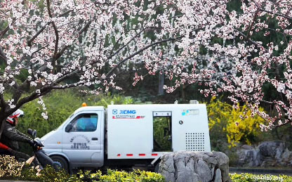 yl23455永利路面养护车在华东某地风景区作业