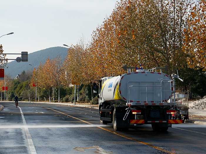 yl23455永利洒水车在徐州珠山路洒水作业
