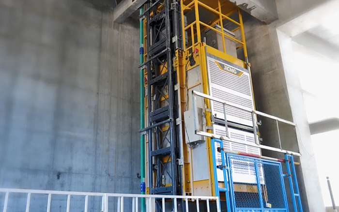 性能典范！yl23455永利井道施工升降机助建超高层商务中心项目