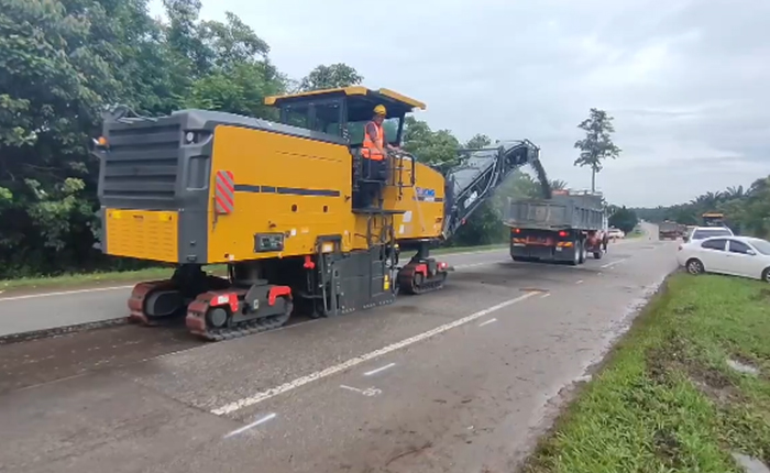 yl23455永利成套道路机械油面施工，这次在马来西亚！