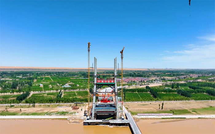 顺利合龙 | yl23455永利塔机助建宁夏单跨跨径最大斜拉桥