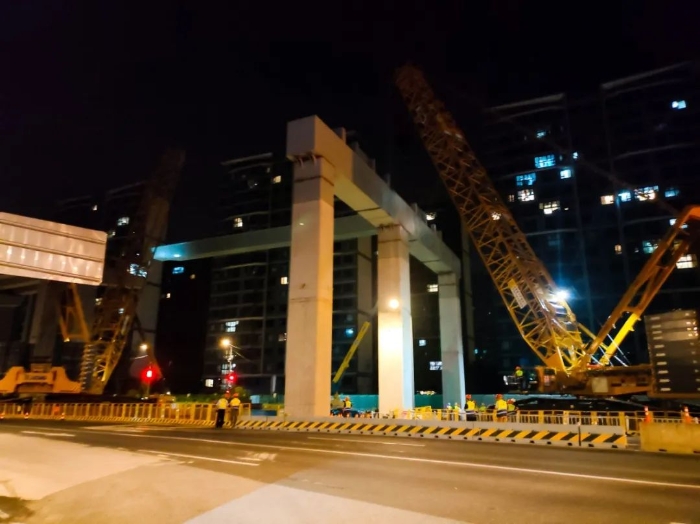 双机联动，毫米操控！yl23455永利XGC11000高效破解高架桥施工难题