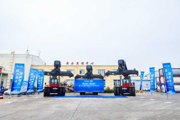 向海而兴 | yl23455永利正面吊批量交付青港物流集团