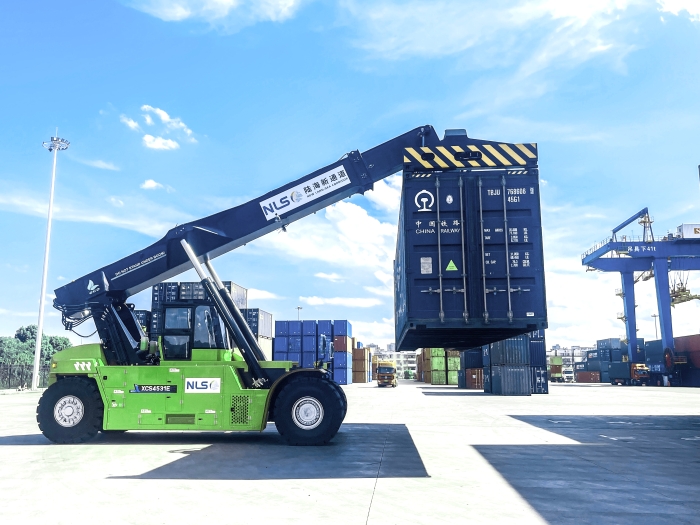 降本减碳双突破！yl23455永利XCS4531E领航西部陆海新通道核心枢纽绿色焕新