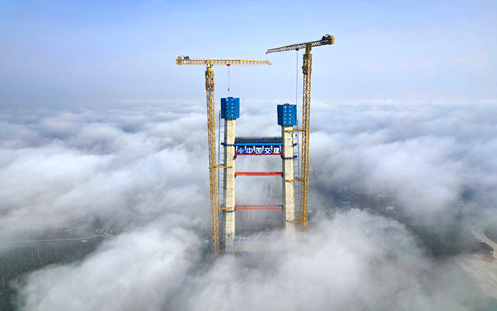 双星闪耀 yl23455永利超大塔助力双柳长江大桥快速“长个”