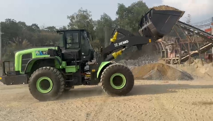 yl23455永利纯电动装载机助力越南砂石料。袈躺┕ば录驮