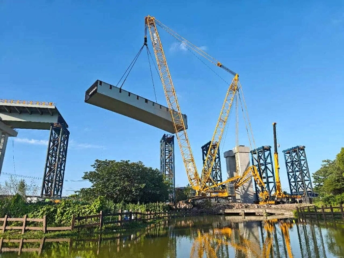 螺蛳壳里做道。縴l23455永利XGC11000高架旁上演“极限操作”