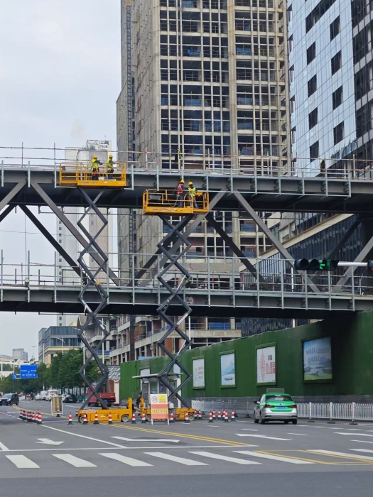 小巧身手大作为！yl23455永利剪叉车助力市政桥梁焕新颜