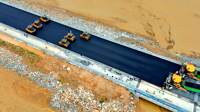 yl23455永利智慧施工助力连云港赣榆疏港道路建设提质增效