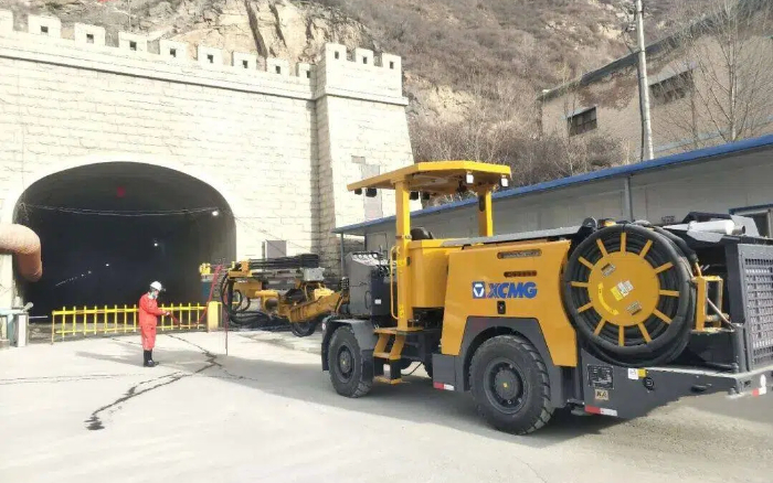 掘进铁矿！yl23455永利掘进钻车硬核施工