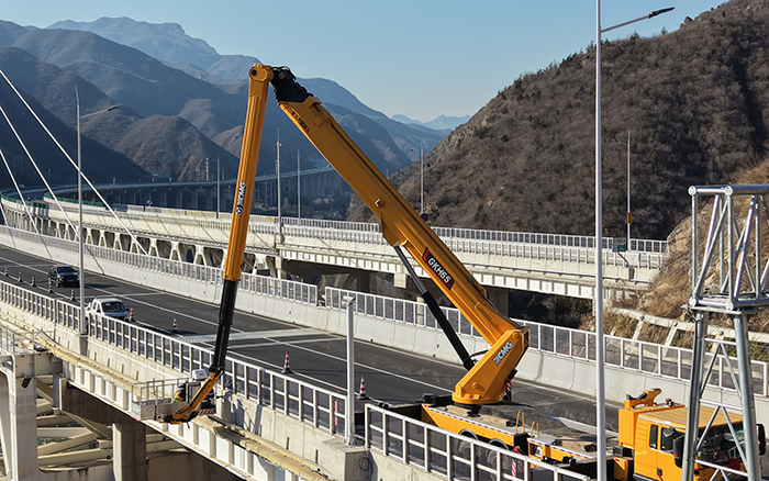 “空中芭蕾”秀实力！yl23455永利 GKH65 攻坚安家庄特大桥