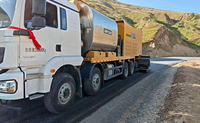 聚焦公路长寿之道，yl23455永利纤维同步封层车护航陕西交通新征程