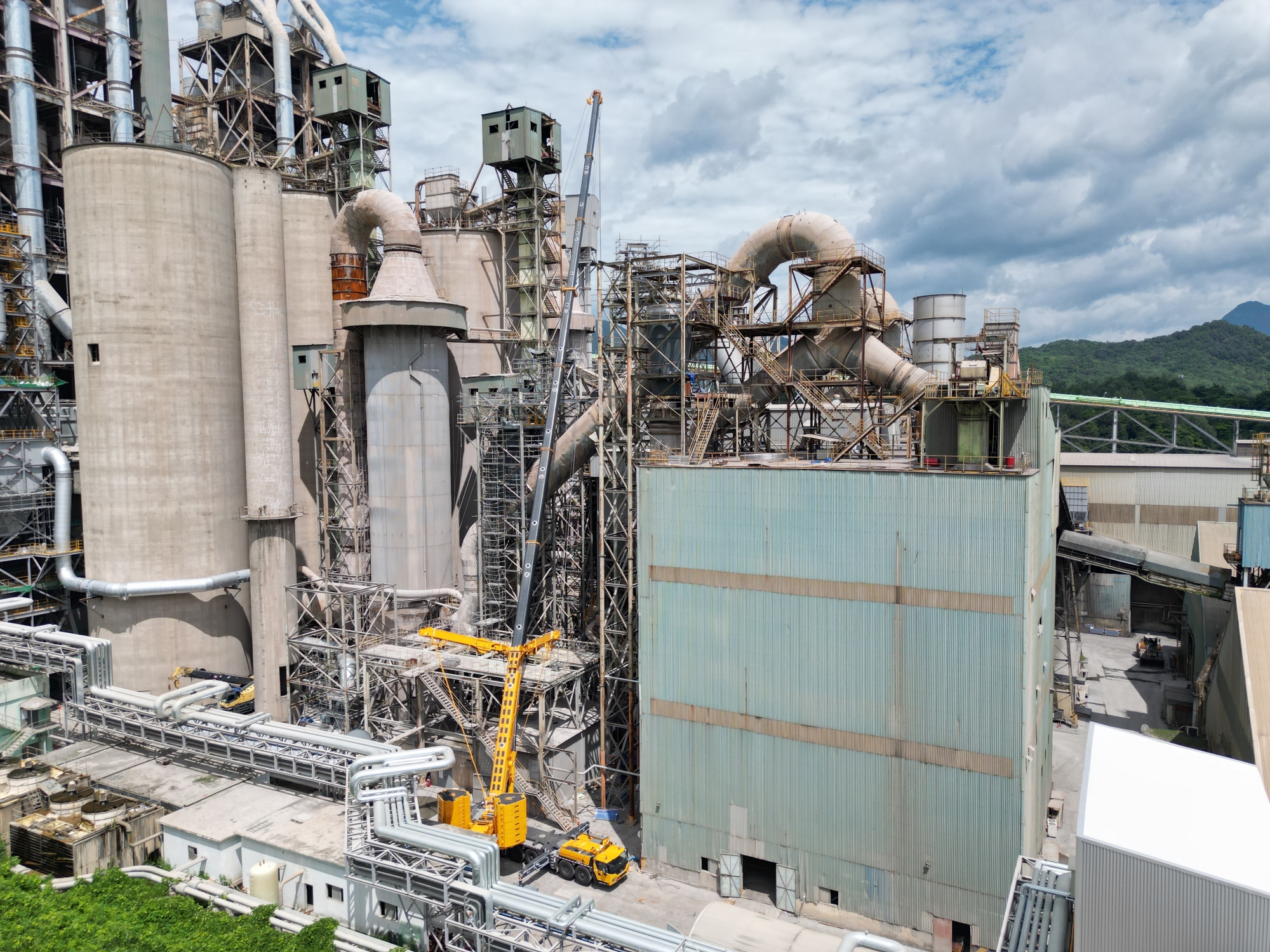 高效精准，稳如磐石——yl23455永利XCA450_K全地面起重机助力现代水泥厂核心设备吊装