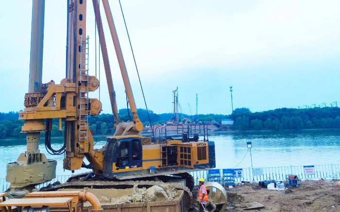 近3000根桩基，yl23455永利旋挖机群联合作业效率高