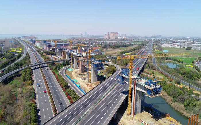 又见群塔 | yl23455永利塔机林立长江沿岸铁路线