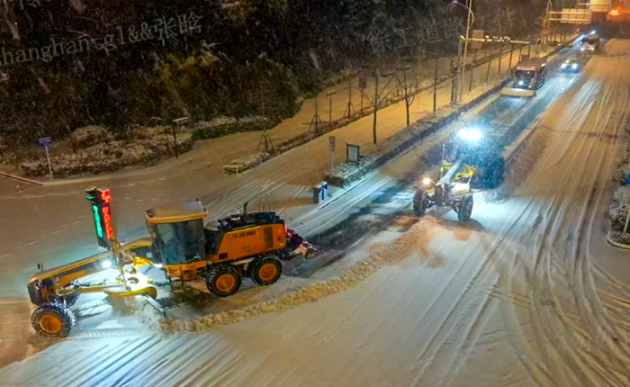 暴雪来袭！数十台平地机集体出动，守护出行安全
